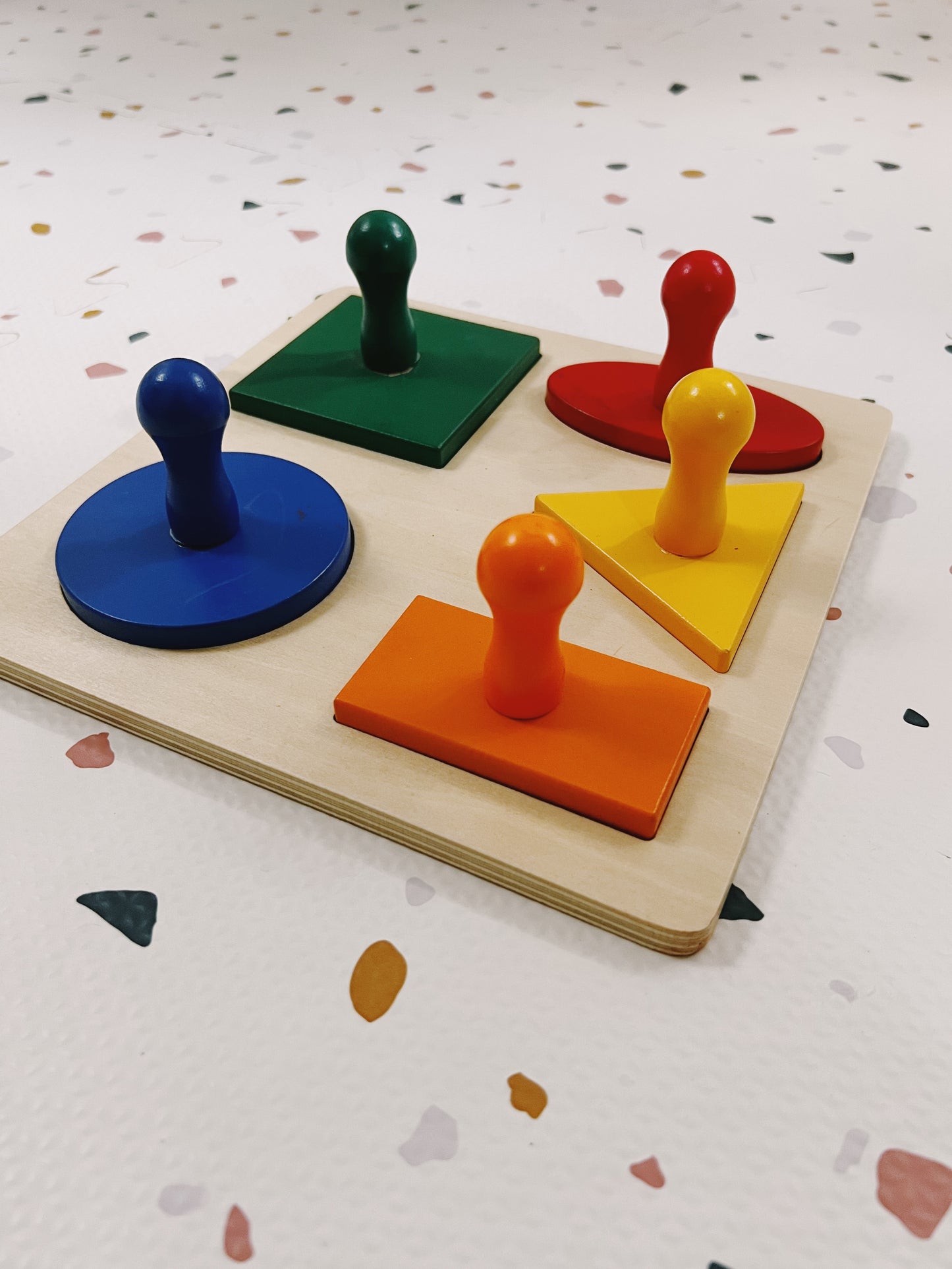 Les Essentiels Montessori – Couleurs, Sons et Formes
