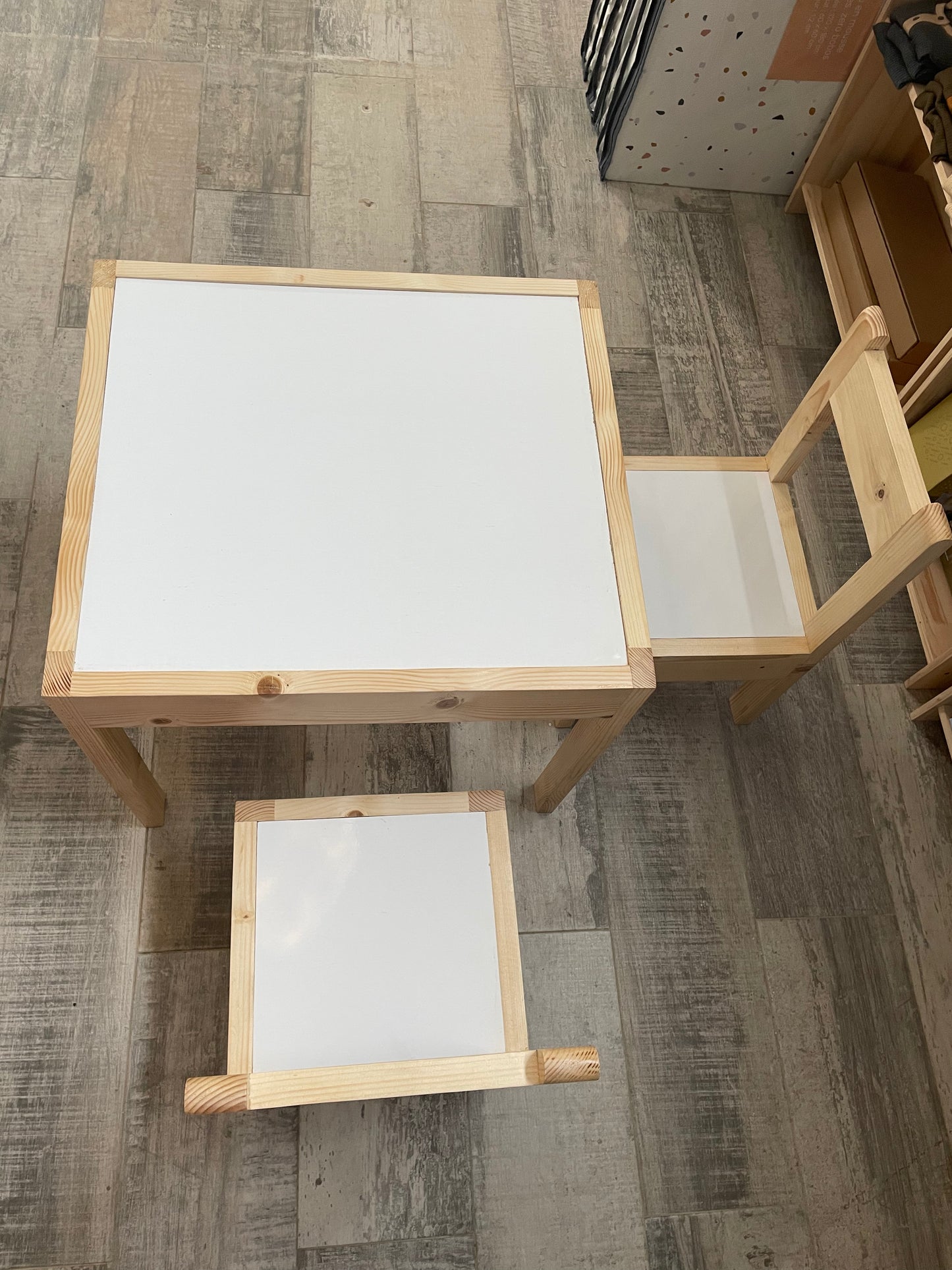 Ensemble table et chaises pour enfants